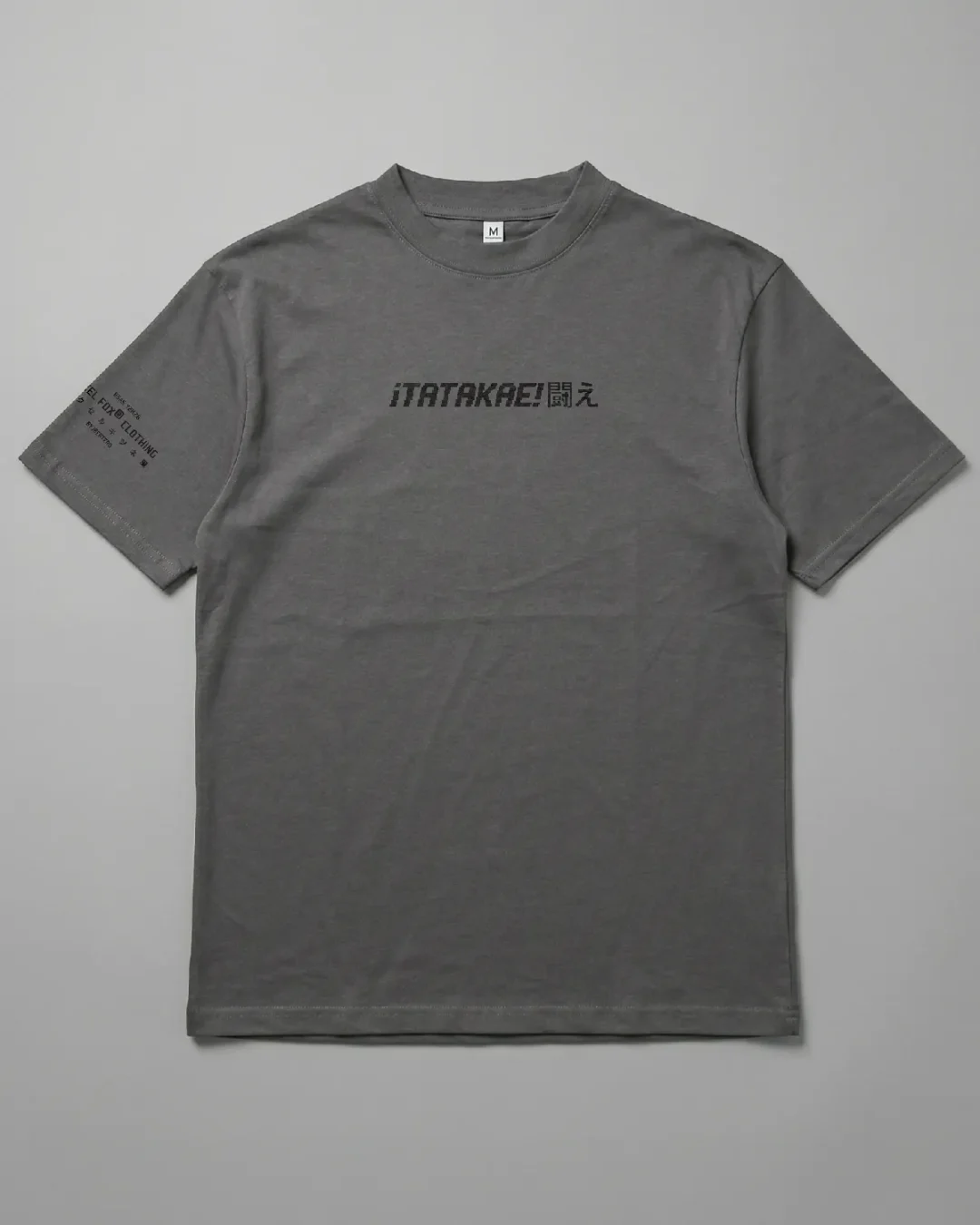 Remera oversize Eren Tatakae gris topo frente con texto japonés estampado DTF, corte unisex - PIXEL FOX